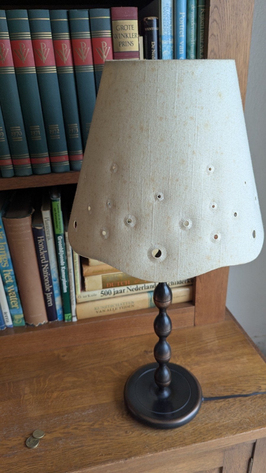 4x Vintage Tafellamp met Unieke Perforaties en Houten Voet, Huis en Inrichting, Lampen | Tafellampen, Gebruikt, Vintage, Met kap
