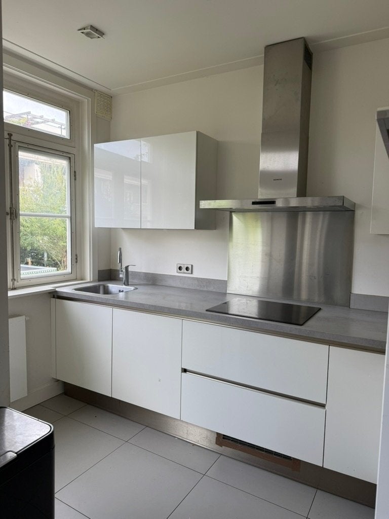 Moderne L-vormige keuken met Siemens inbouwapparatuur, Ophalen, Gebruikt, Wit, Hoekkeuken