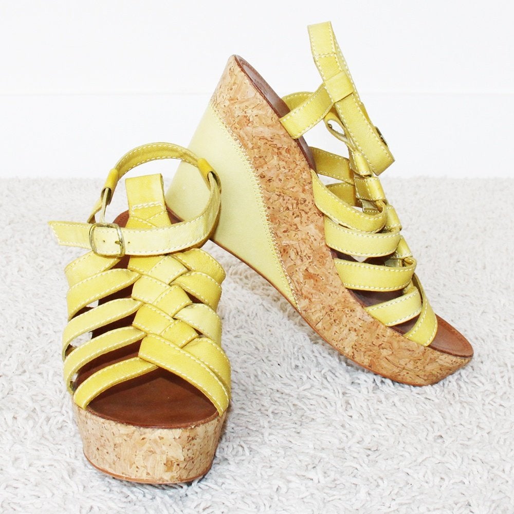 Zeer Mooie Leren Fornarina Sleehakken (Maat 40) s13 € 65,-, Kleding | Dames, Geel, Fornarina, Zo goed als nieuw, Sandalen of Muiltjes