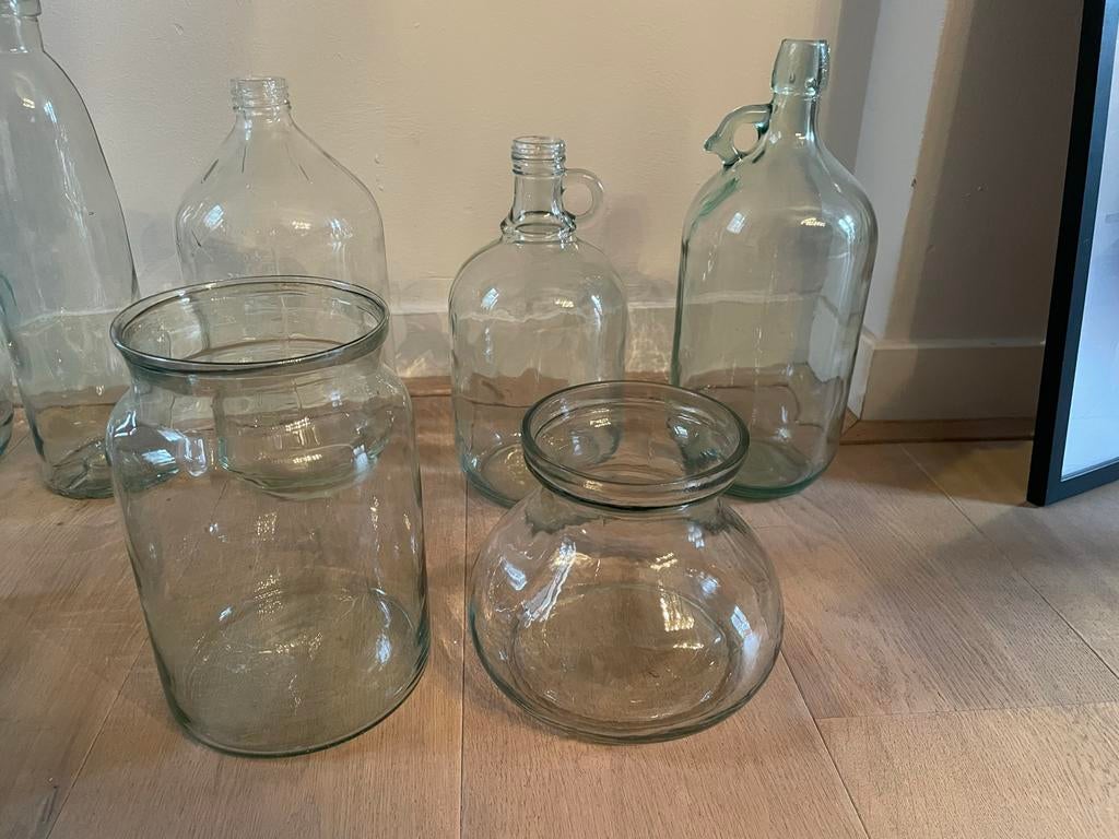 Diverse glazen vazen en kannen (sommige met maatstreepjes), Ophalen of Verzenden