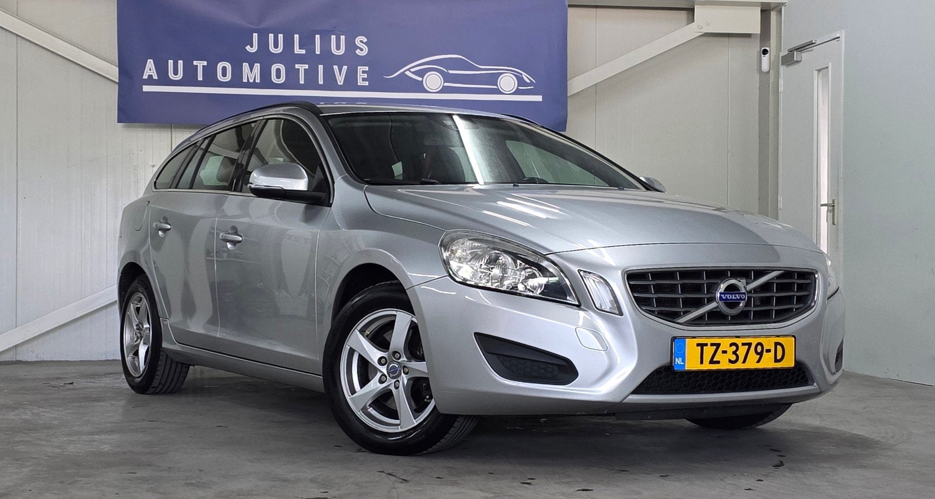 Volvo V60 1.6 T3 Momentum Volledig Onderhouden Trekhaak Leer, Auto's, Voorwielaandrijving, Gebruikt, Zwart, 4 cilinders