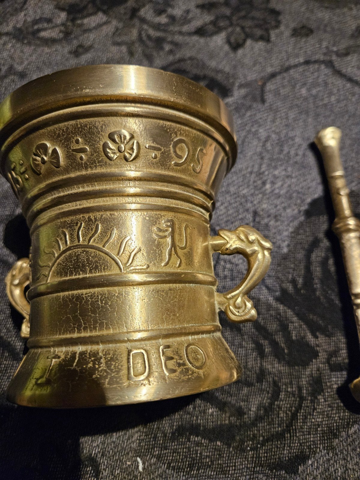 Antieke bronzen vijzel met stamper, gedateerd 1611, Ophalen, Brons