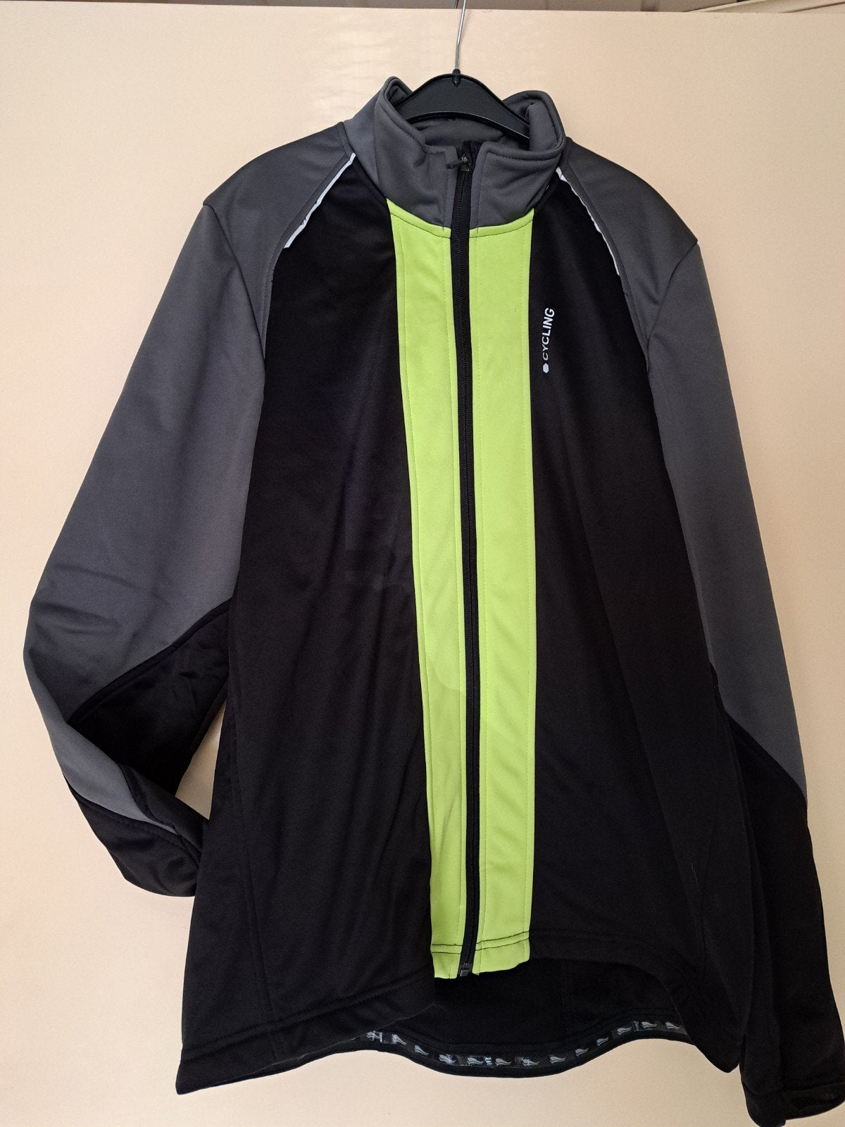 Crivit softshell fietsjas met zakken op de rug - Maat 52/54, Fietsen en Brommers, Fietsaccessoires | Fietskleding, Gebruikt, Heren