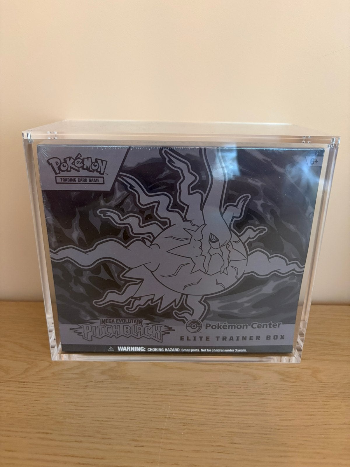 Pitch Black Elite Trainer Box Pokemon Center Inc Acrylic, Ophalen of Verzenden, Nieuw, Boosterbox, Foil