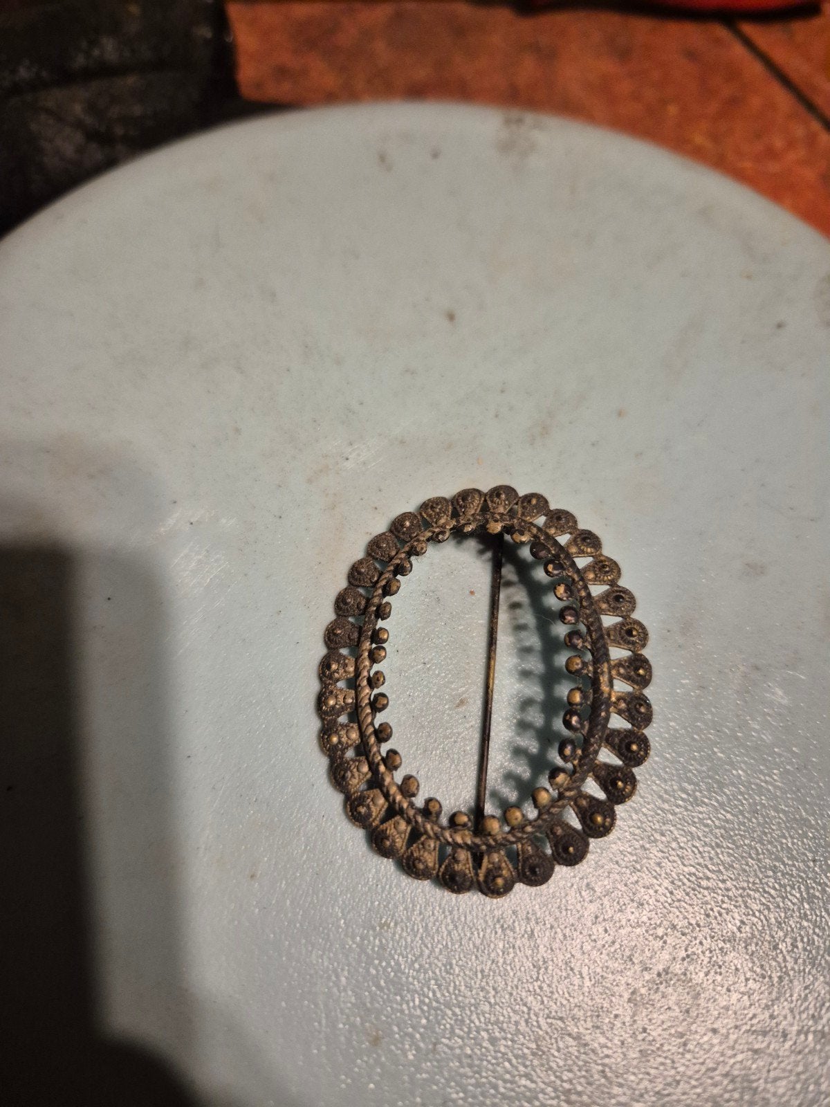 Vintage Broche Ovaal Metaal Sierlijk Patroon, Overige materialen, 4 tot 7 cm, Gebruikt, Bruin