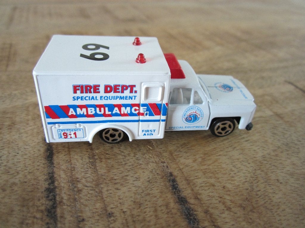 Ambulance 1:87 merkloos, Ophalen of Verzenden, Zo goed als nieuw, Bus of Vrachtwagen, Overige merken