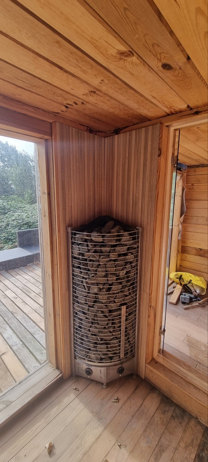 Foto 6 van Luxe buitensauna met jacuzzi en Finse kachel