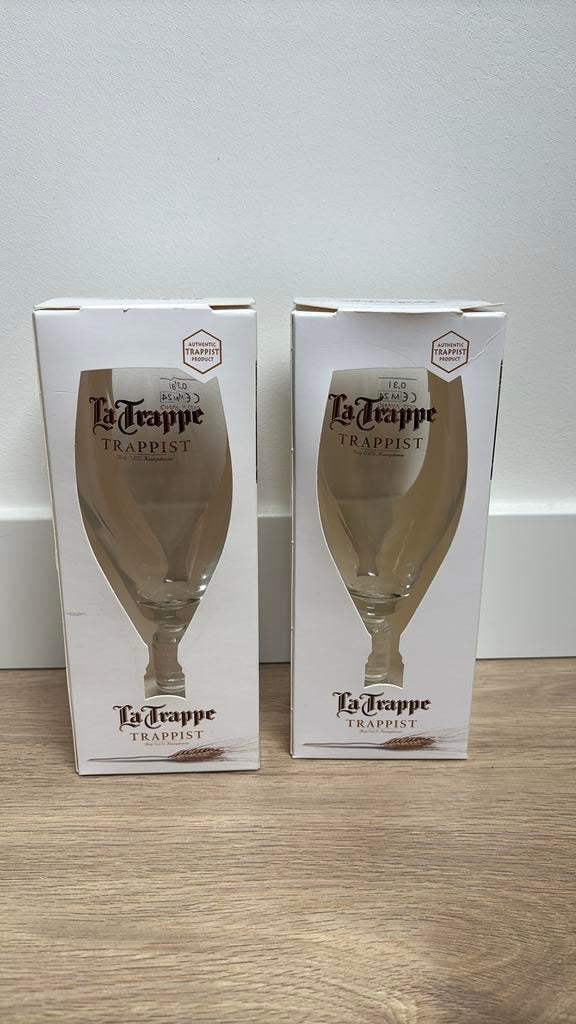 2 La Trappe voetglazen, Ophalen of Verzenden, Zo goed als nieuw, Bierglas