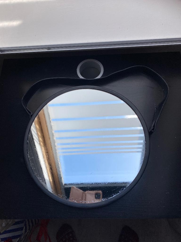 Spiegel met leren band, Huis en Inrichting, Woonaccessoires | Spiegels, Minder dan 50 cm, Rond, Ophalen of Verzenden, Zo goed als nieuw