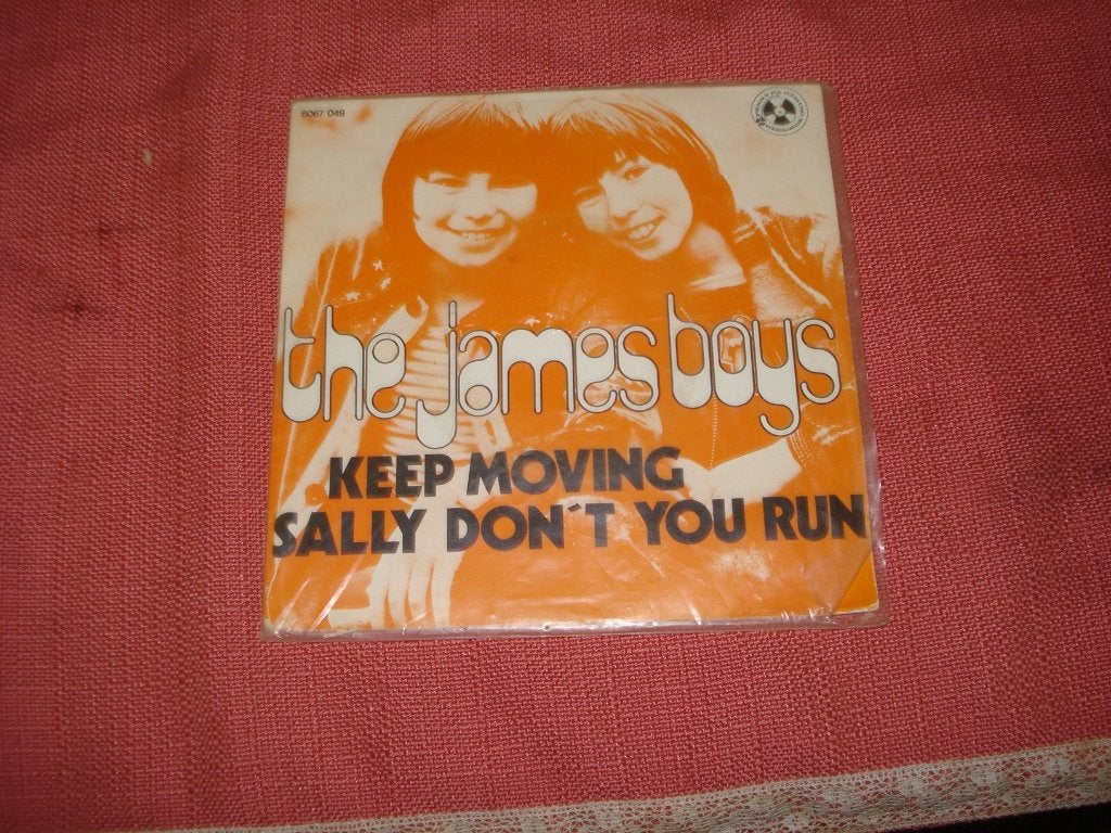 The James Boys: Keep moving / Sally don't you run, 7 inch, Single, Pop, Fotohoes