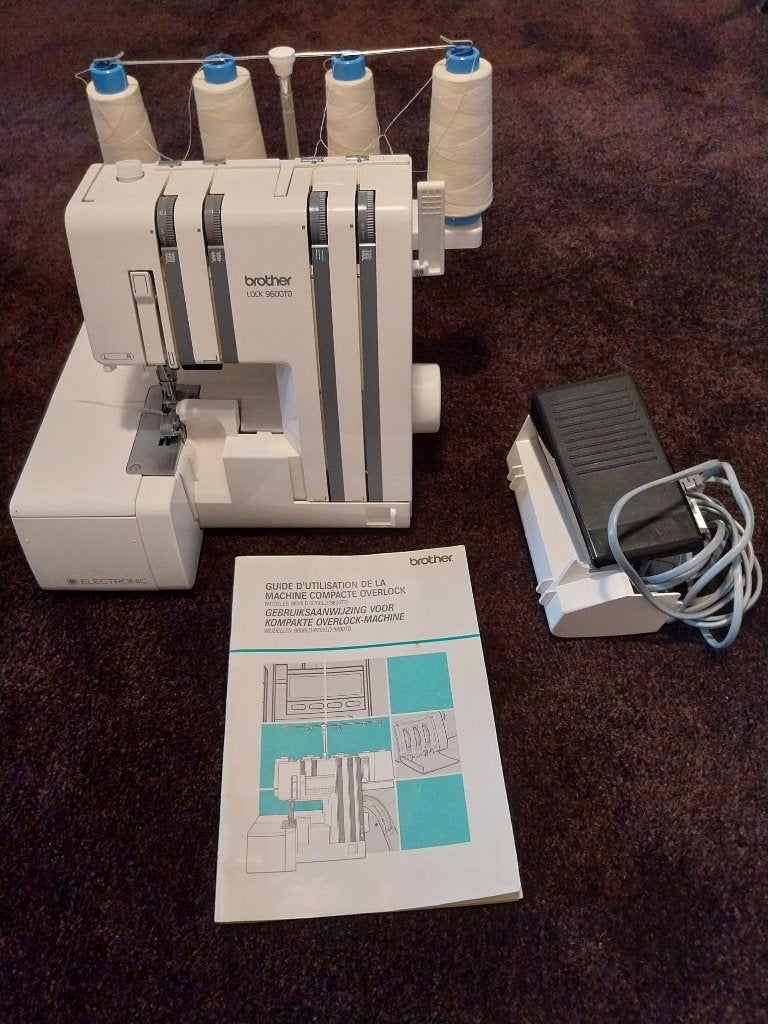 Brother 4-draads overlock-machine met voetpedaal+ toebehoren, Hobby en Vrije tijd, Ophalen, Gebruikt, Lockmachine, Brother