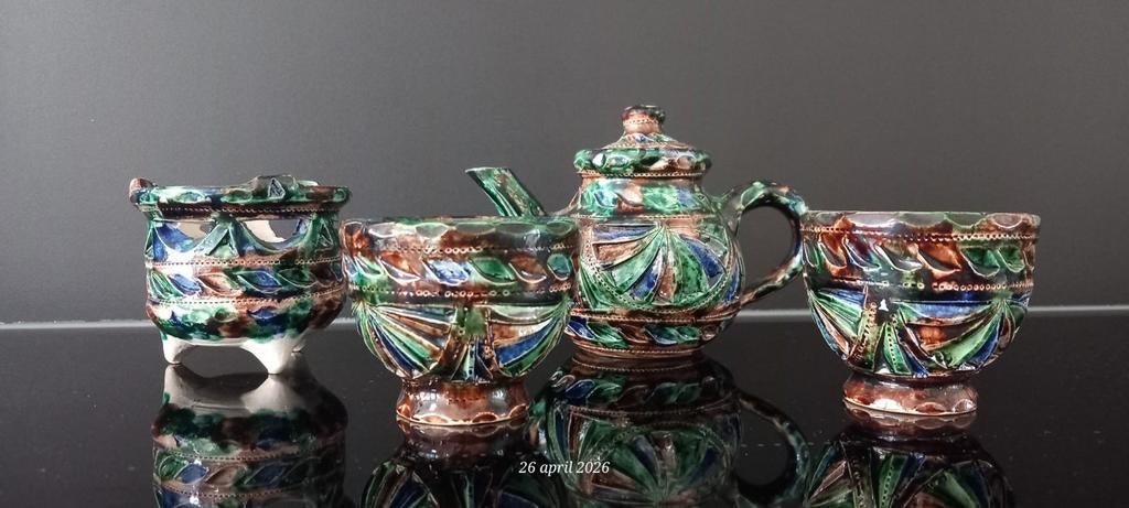 Unieke handgemaakte aardewerk theeset met kerfsnede decor, Antiek en Kunst, Antiek | Keramiek en Aardewerk, Ophalen