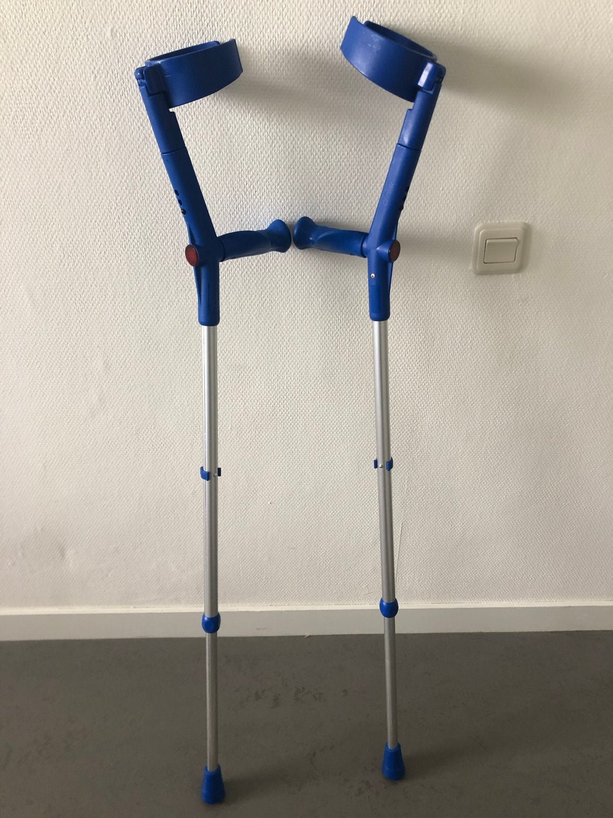 Elleboogkrukken met ergonomische handvaten, blauw., Diversen, Loopkrukken, Ophalen, Zo goed als nieuw