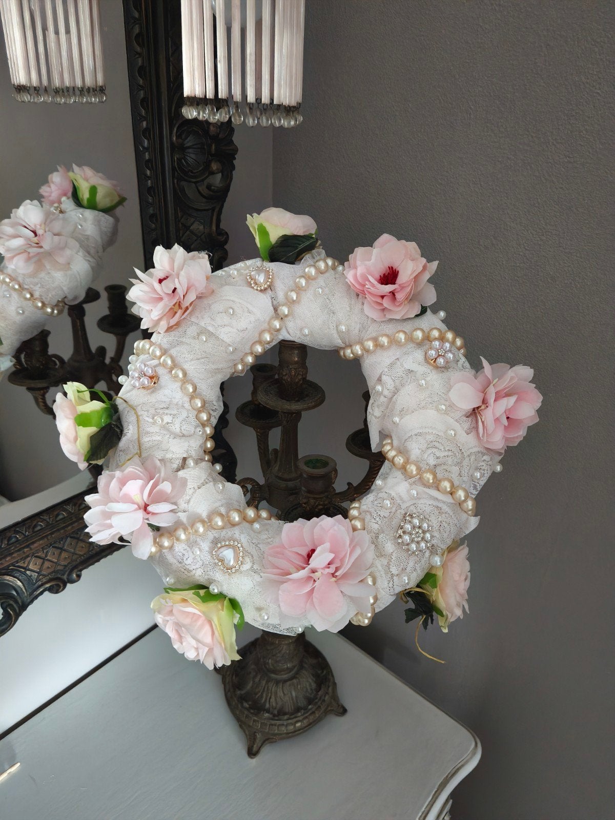 leuke kransen van kant-stof en bloemen en versieringen, Ophalen