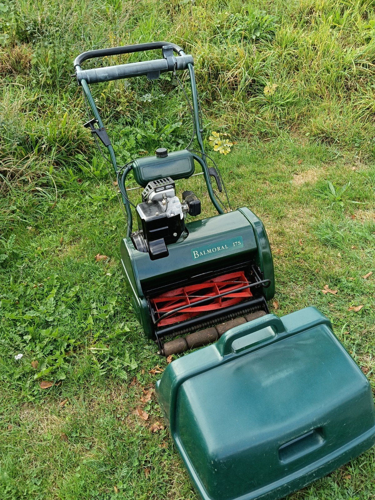 Grasmaaier, kooimaaier benzine ATCO Balmoral 17s 
Type : Atc, Ophalen, Gebruikt, Benzine-grasmaaier, 40 t/m 49 cm