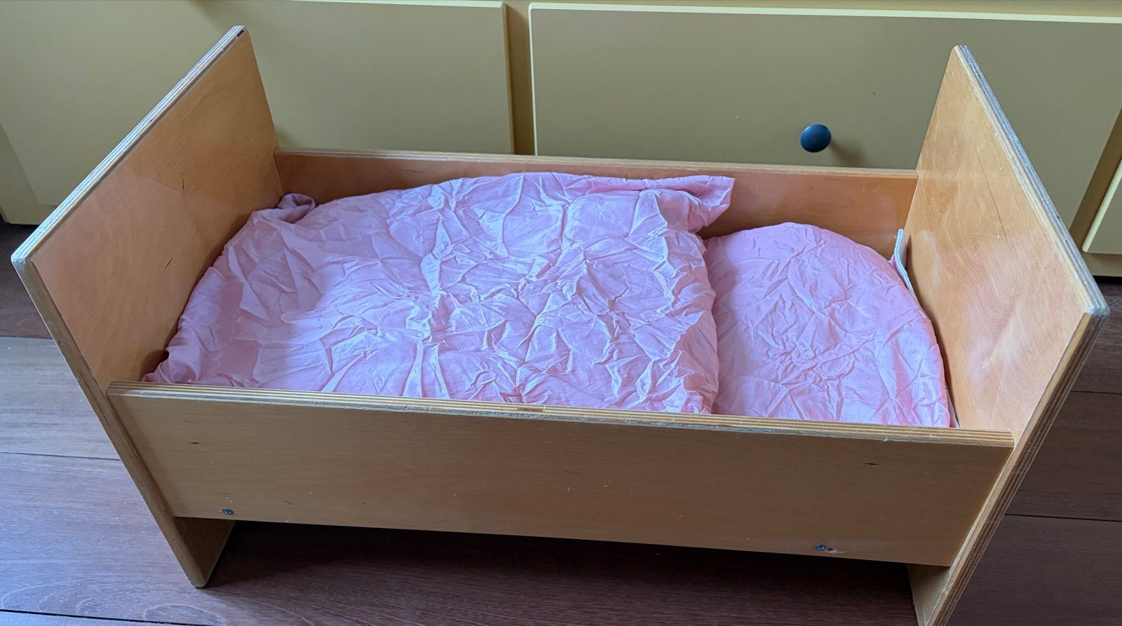 Houten poppenwiegje met roze dekentje, Ophalen, Gebruikt, Meisje
