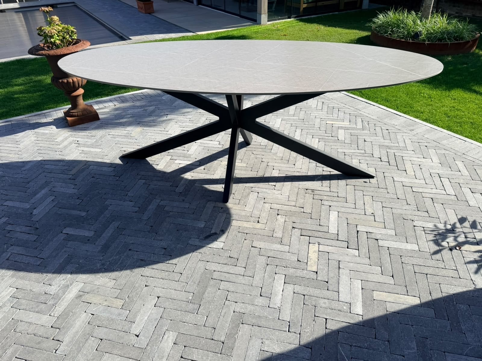 Ovale eettafel  met keramisch blad en metalen matrix poot, Ophalen, 100 tot 150 cm, 200 cm of meer, Zo goed als nieuw