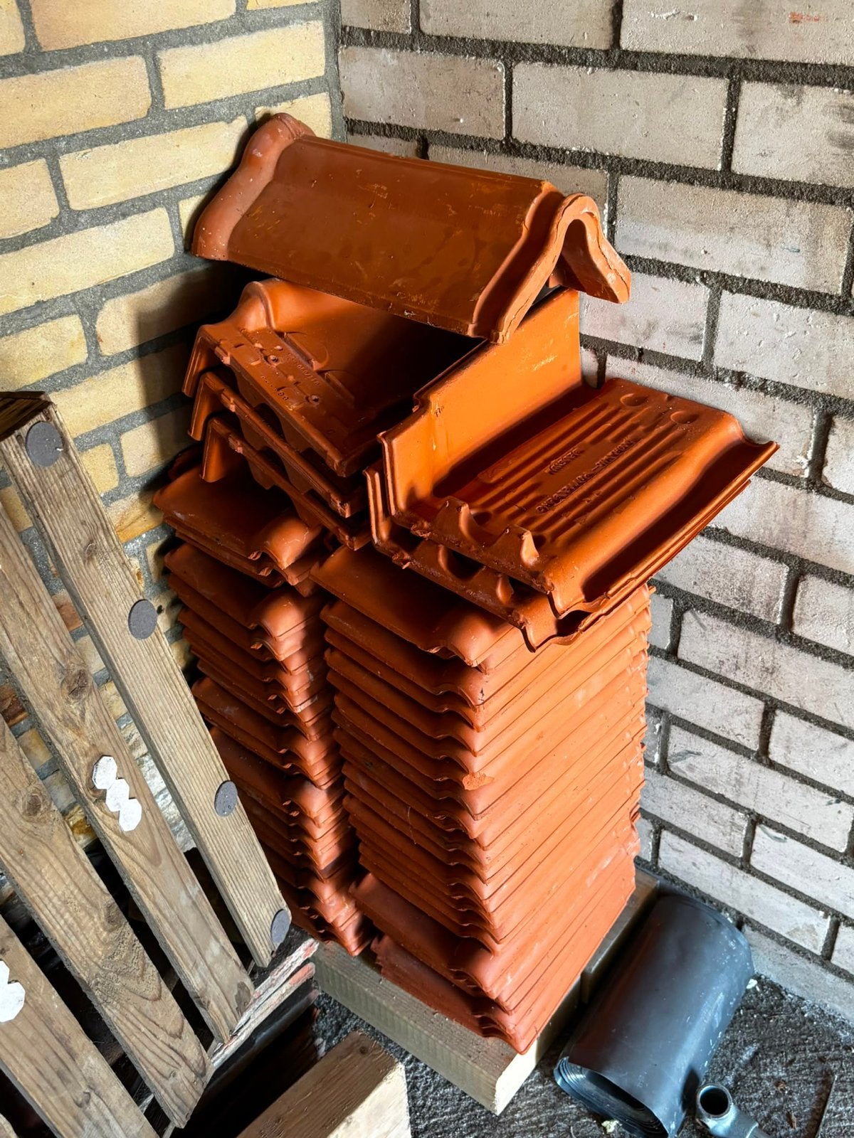 Nieuwe Tuile du Nord dakpannen, kantpannen en nokvorst, Doe-het-zelf en Verbouw, Dakpannen en Dakbedekking, Ophalen, Steen of Klei