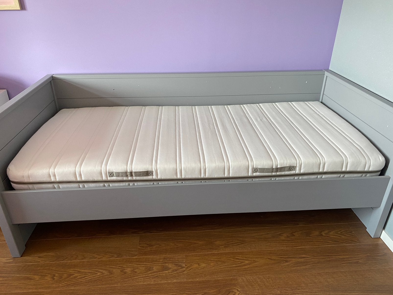 Eenpersoonsbed - Woood Dennis bedbank lichtgrijs, Ophalen, 85 tot 100 cm, Zo goed als nieuw, Lattenbodem