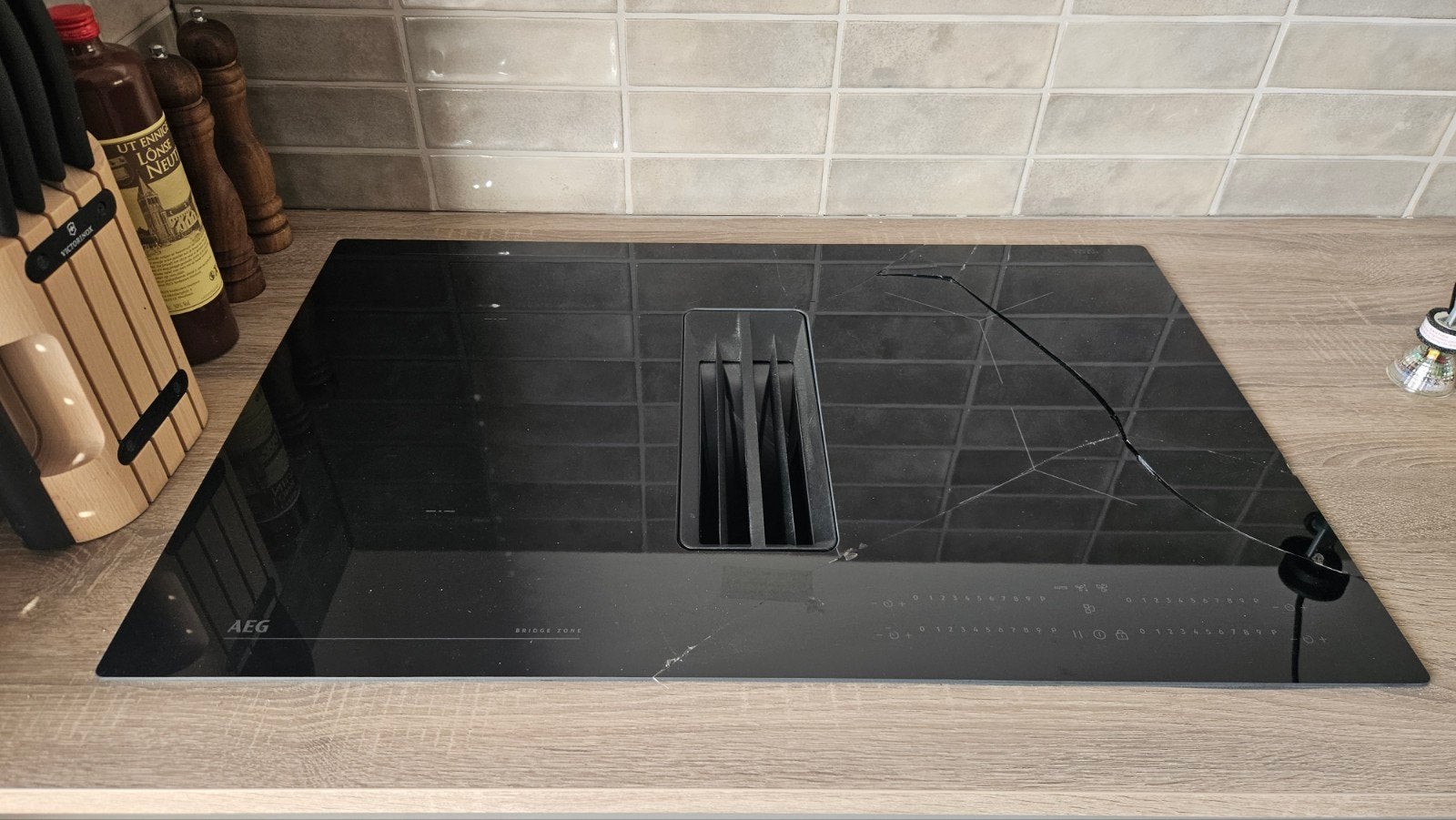 AEG NCH84B03CB Kookplaat met afzuiging (Gebarsten glasplaat), Ophalen, Nieuw, 4 kookzones, Inbouw