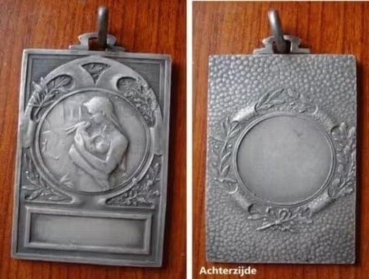 Oude Verzilverde bronzen medaille met vrouw en konijn., Verzenden, Brons, Buitenland