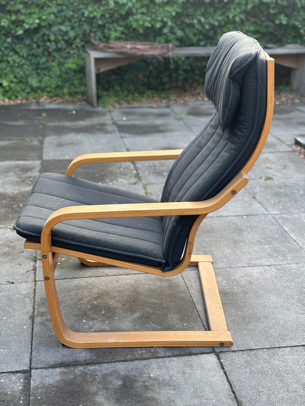 2x Comfortabele fauteuil met houten frame en zwarte kussens, Ophalen, Gebruikt, Zwart, Eén