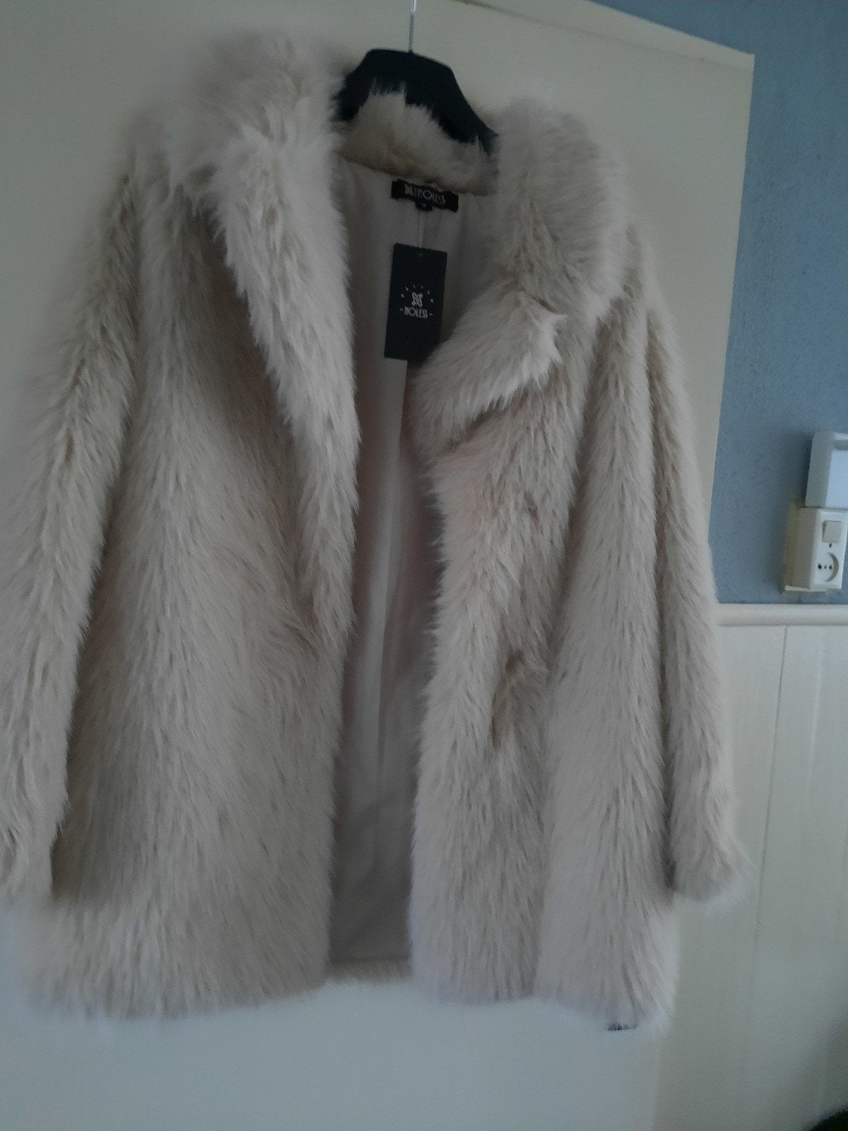 Nieuwe fluffy jas van imitatiebont, Kleding | Dames, Jassen | Winter, Boutique, Beige, Nieuw, Ophalen