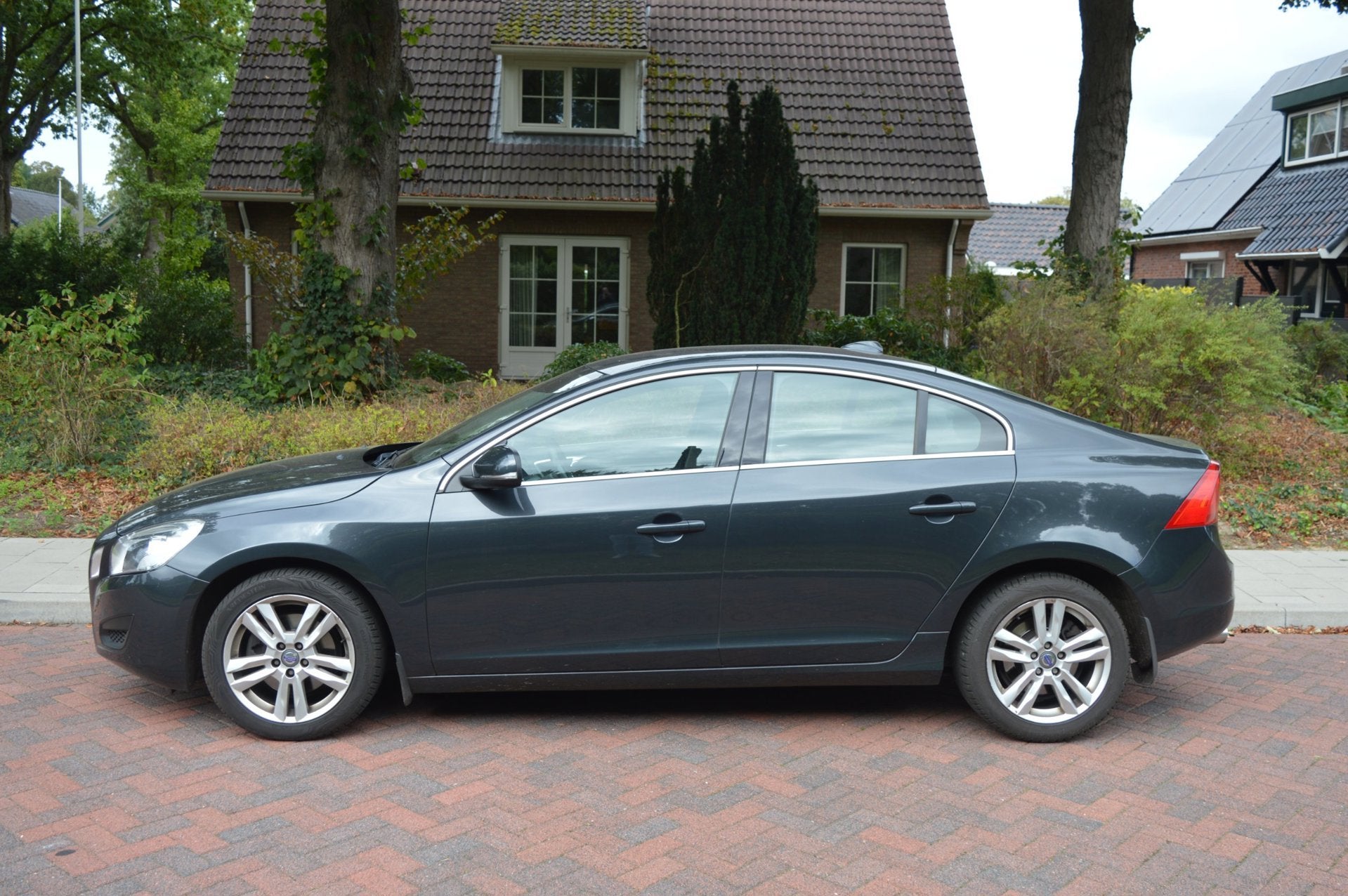 Volvo S60 2.0 D4 Summum Leer/dealer onderhouden/trekhaak, Auto's, 136 pk, Gebruikt, Zwart, 1984 cc