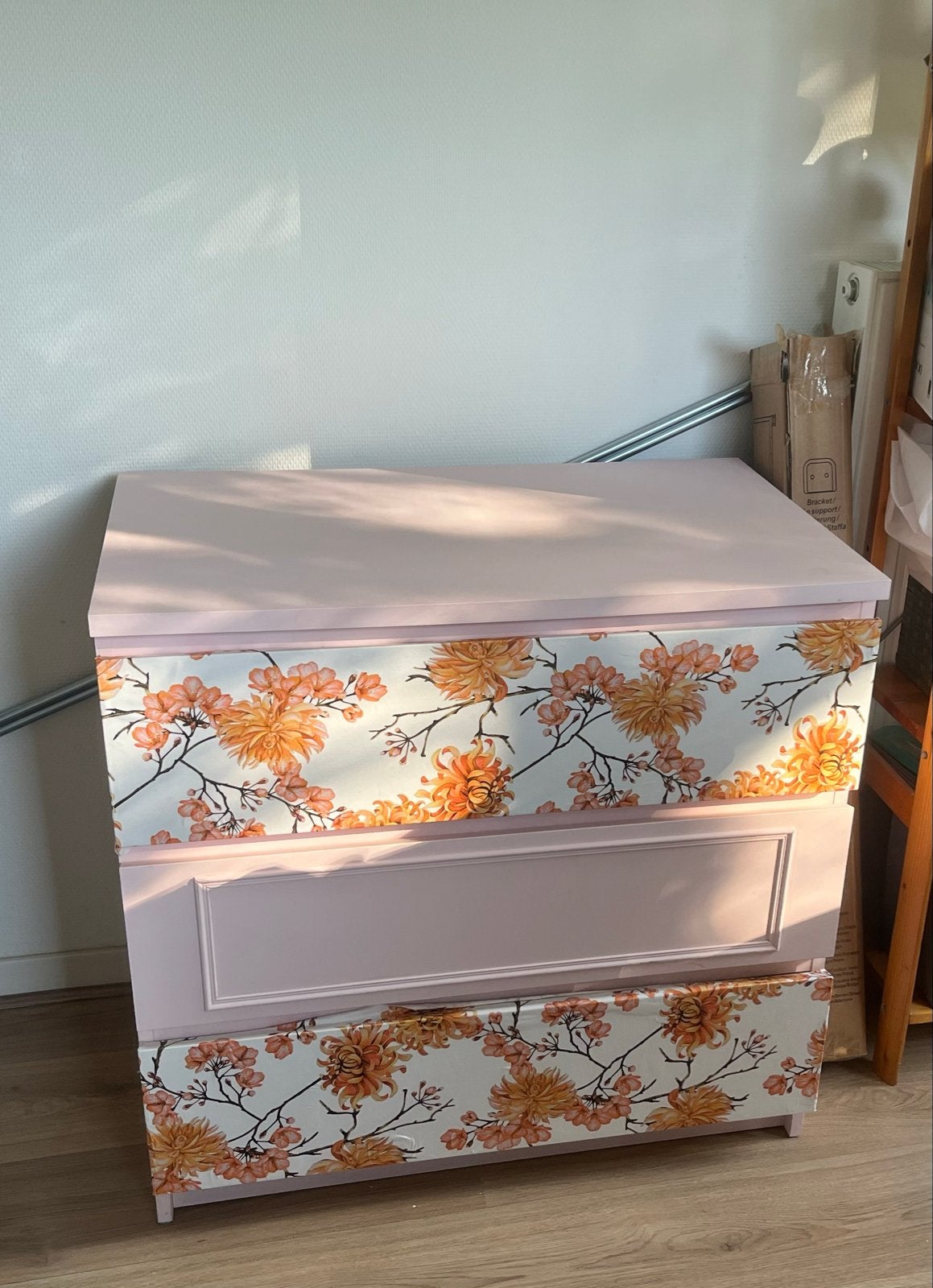 Opgeleukte IKEA ladekast - Roze met bloemenprint, Ophalen, Overige materialen, Gebruikt, 50 tot 100 cm