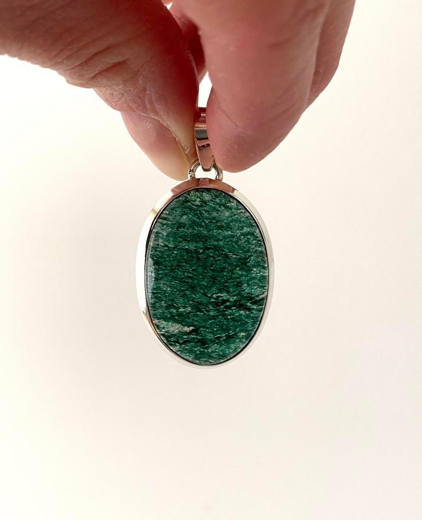 Een zilveren kettinghanger met groene agaat, Overige voorstellingen, Verzenden, Nieuw, Met edelsteen