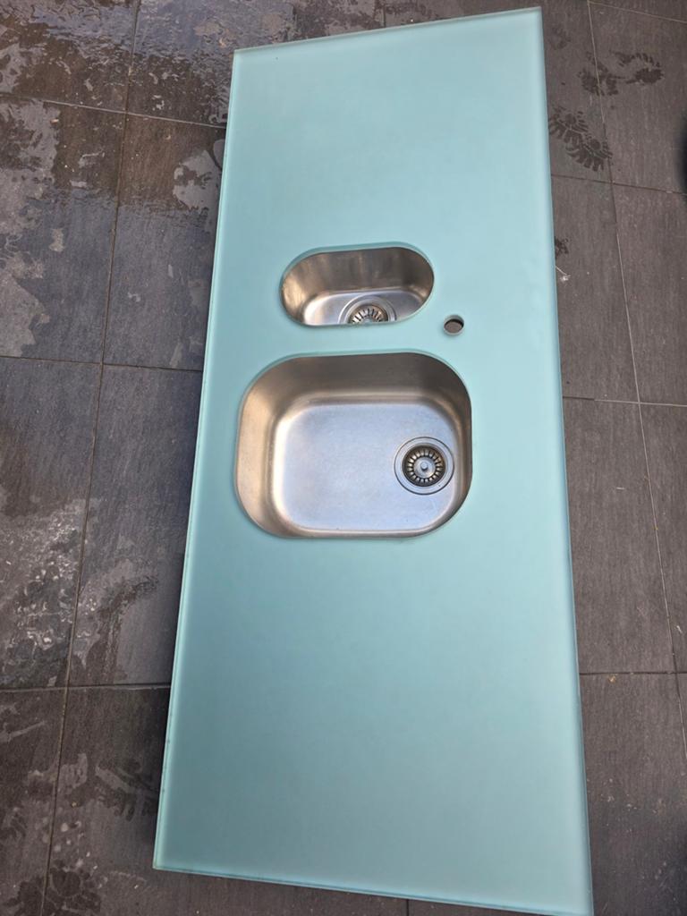Glazen keukenblad met Falke RVS spoelbakken (154x63cm), Gebruikt, U-keuken, Overige materialen, Blauw