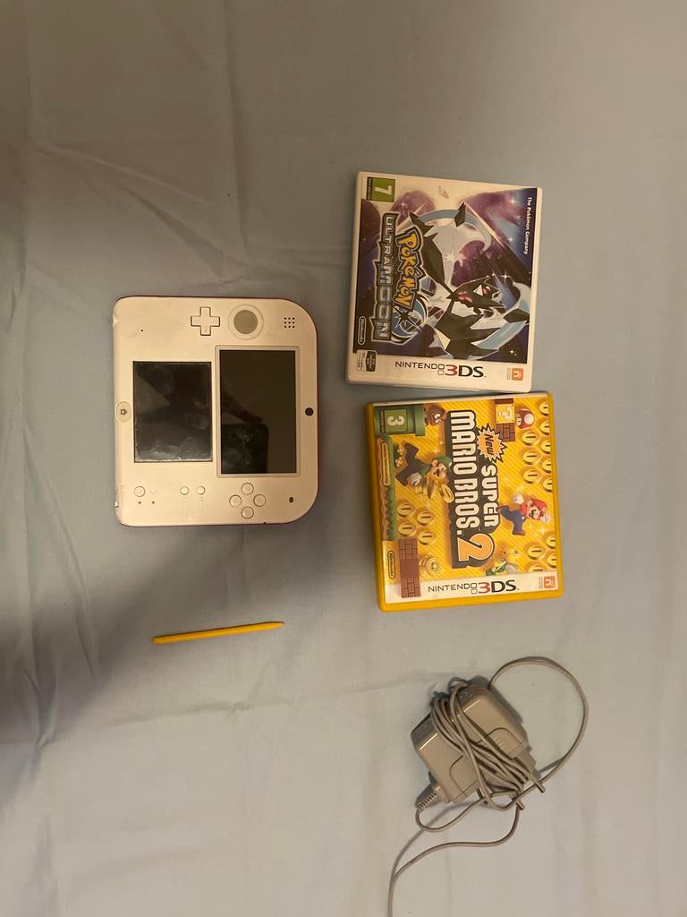 Nintendo 2DS met 2 games (Ultra Moon, New Super Mario Bros), Ophalen, Wit, 2DS, Gebruikt