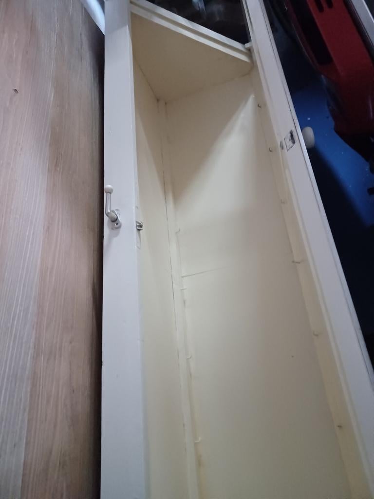 Zelfgemaakte driehoekige hoekkast, Ophalen