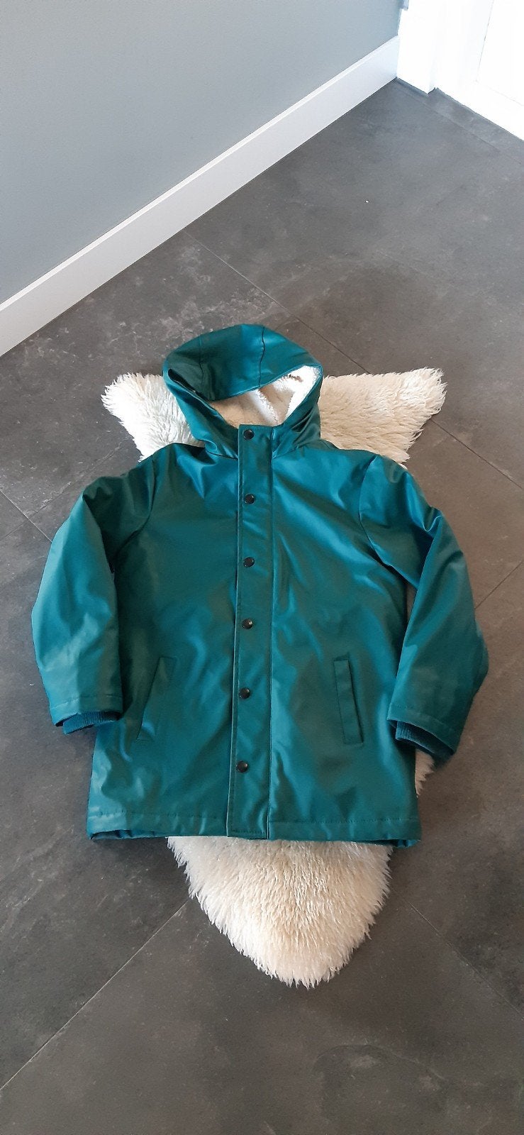 Groene regenjas met voering, Kinderen en Baby's, Kinderkleding | Maat 134, Ophalen of Verzenden, Zo goed als nieuw, Hema, Jongen