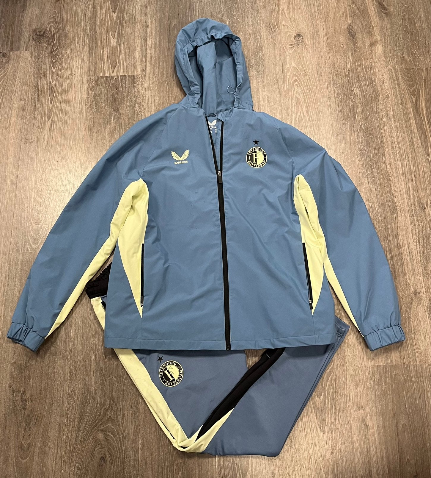 Castore Feyenoord x Banlieue trainingspak blauw - Maat L/XL, Blauw, Maat 56/58 (XL), Ophalen of Verzenden, Zo goed als nieuw