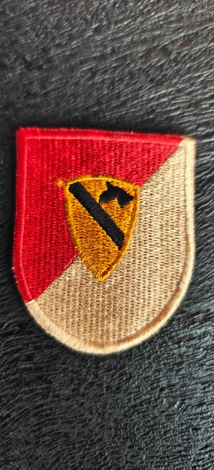 1st Cavalry Division Air Airborne w/ DUI crest beret flash p, Ophalen of Verzenden, Landmacht, Amerika, Embleem of Badge