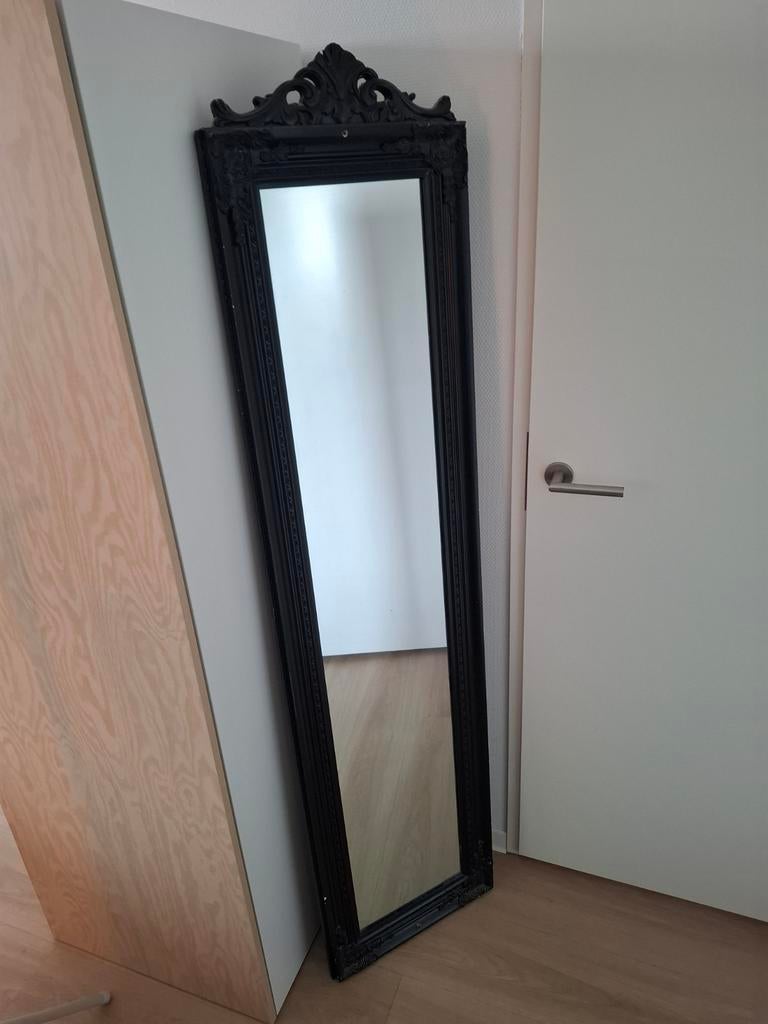 Hoge spiegel met zwart versierde lijst, Huis en Inrichting, Woonaccessoires | Spiegels, Ophalen, Minder dan 50 cm, Gebruikt, 150 tot 200 cm