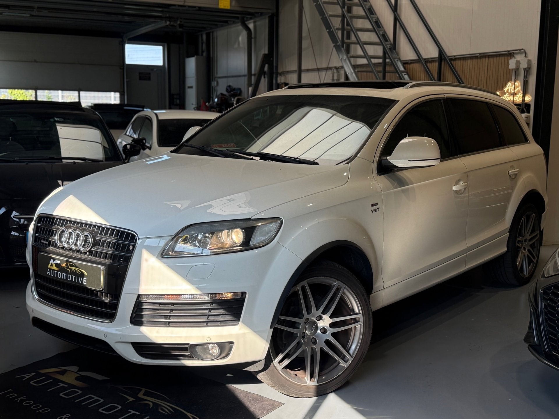 Audi Q7 4.2 FSI quattro S-line panodak vol options 7p. 257dk, Auto's, Audi, Gebruikt, 8 cilinders, Wit, 147 €/maand