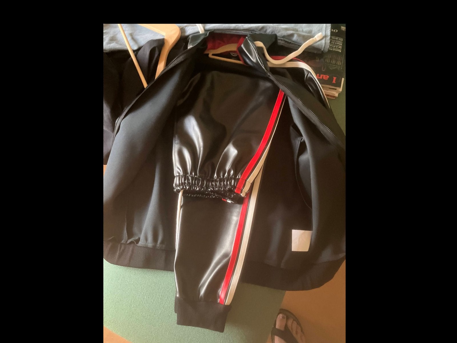 Mr. Riegillio PVC-tracksuit red stripes, nieuw. maat L, Maat 48/50 (M), Nieuw, Ophalen of Verzenden, Overige thema's
