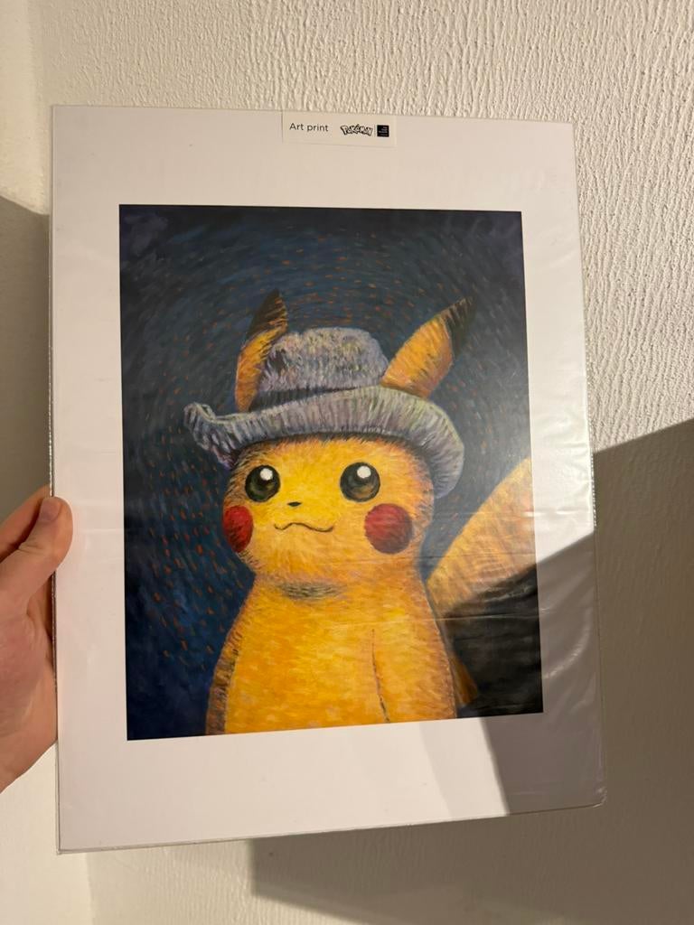 Pikachu with grey felt hat sealed artprint, Hobby en Vrije tijd, Verzamelkaartspellen | Pokémon, Ophalen of Verzenden, Nieuw