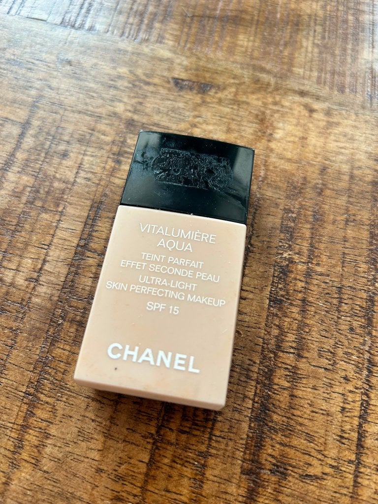 Chanel Vitalumiere Aqua Foundation 70Beige, Gehele gezicht, Beige, Ophalen of Verzenden, Zo goed als nieuw