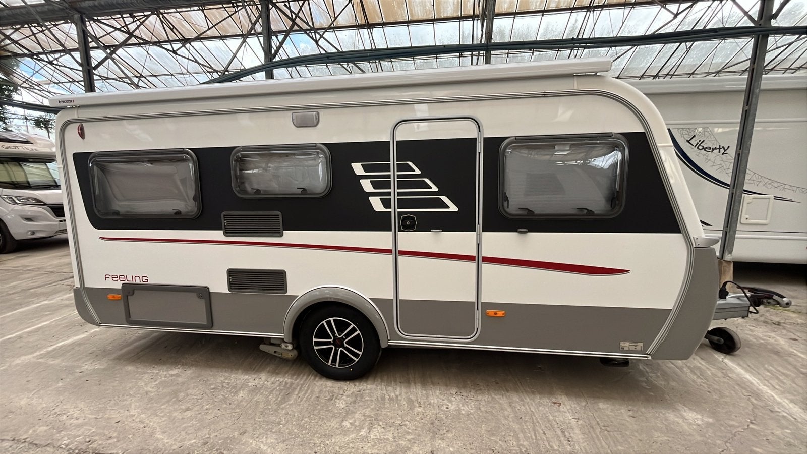 Eriba feeling 425 met hefdak 2013en nieuwe velgen en banden, Caravans en Kamperen, Vast bed, Rondzit, Hefdak, Particulier