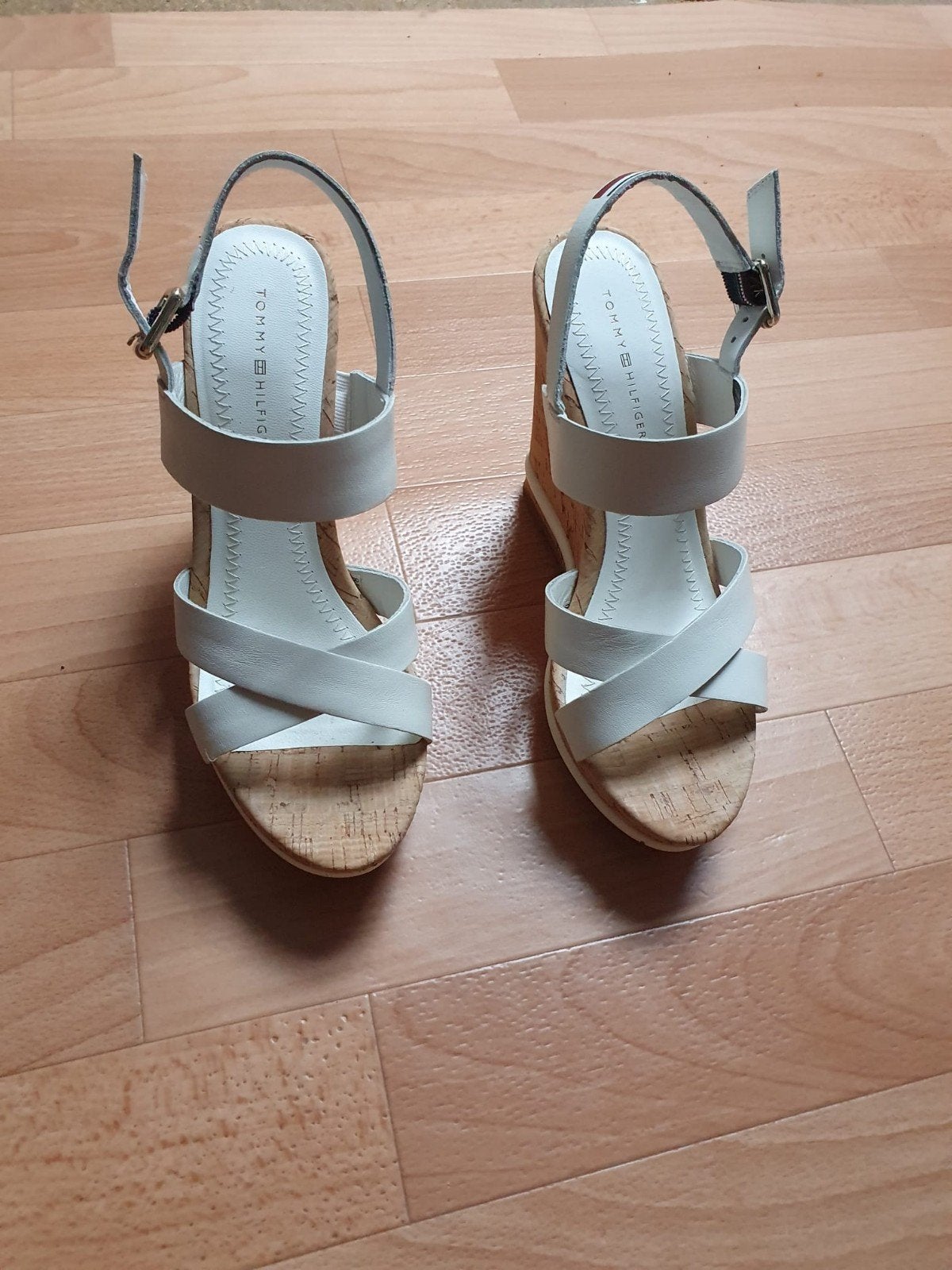 Tommy Hilfiger Corporate Leather Wedge Sandal, Kleding | Dames, Wit, Zo goed als nieuw, Tommy Hilfiger, Sandalen of Muiltjes