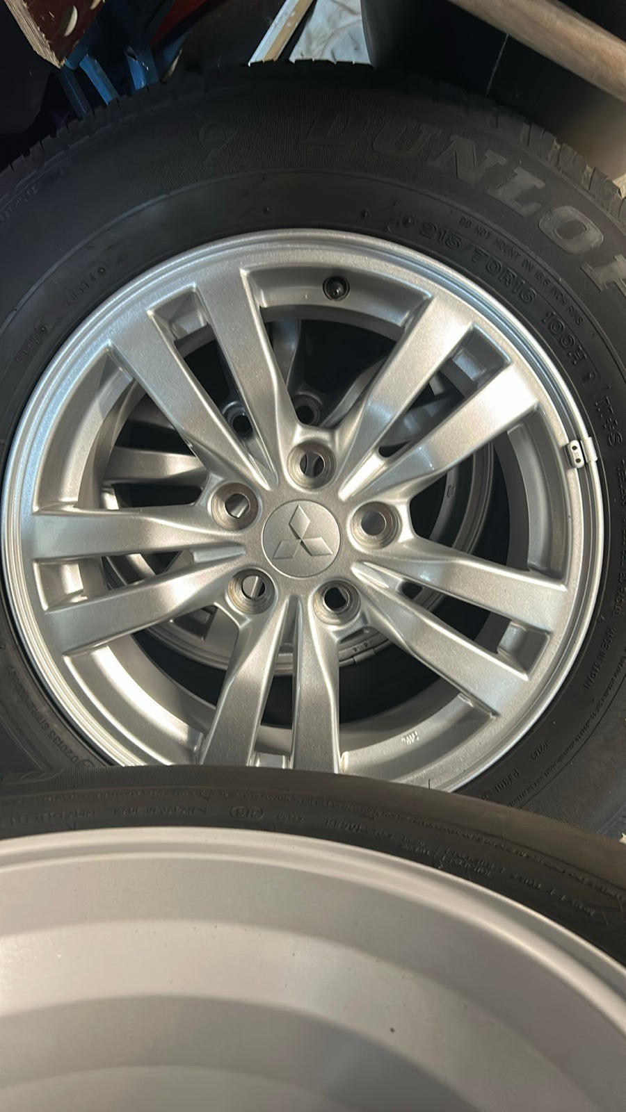 Originele Mitsubishi outlander velgen met DUNLOP all weather, Ophalen, 16 inch, Banden en Velgen, All Season