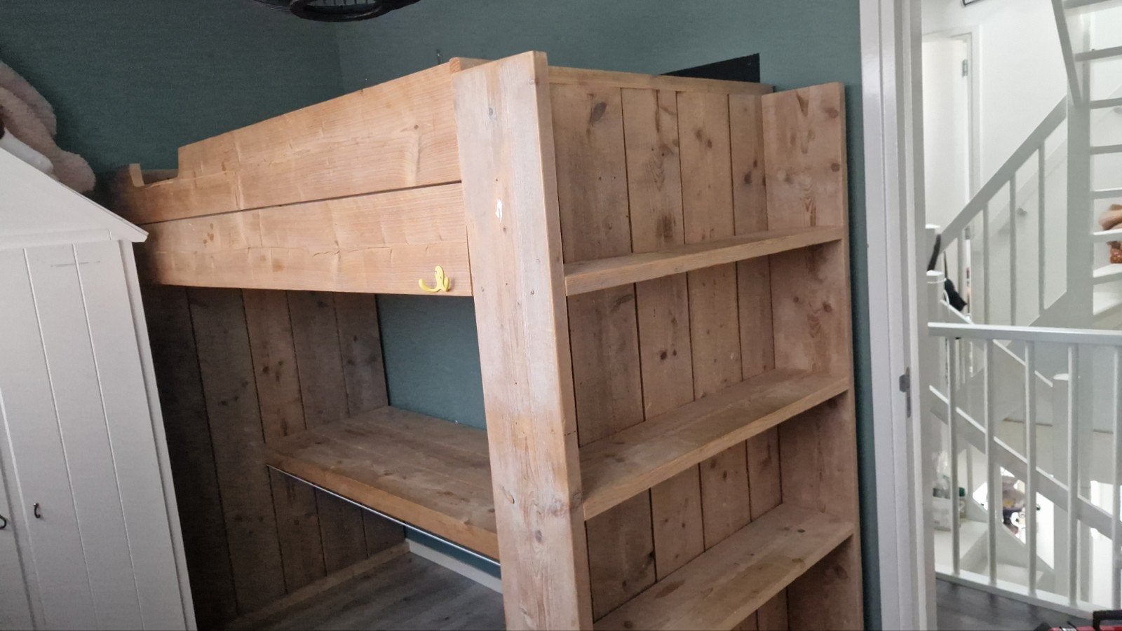Bed steigerhout met kast, Kinderen en Baby's, Kinderkamer | Stapelbedden en Hoogslapers, Ophalen, Zo goed als nieuw, Hoogslaper