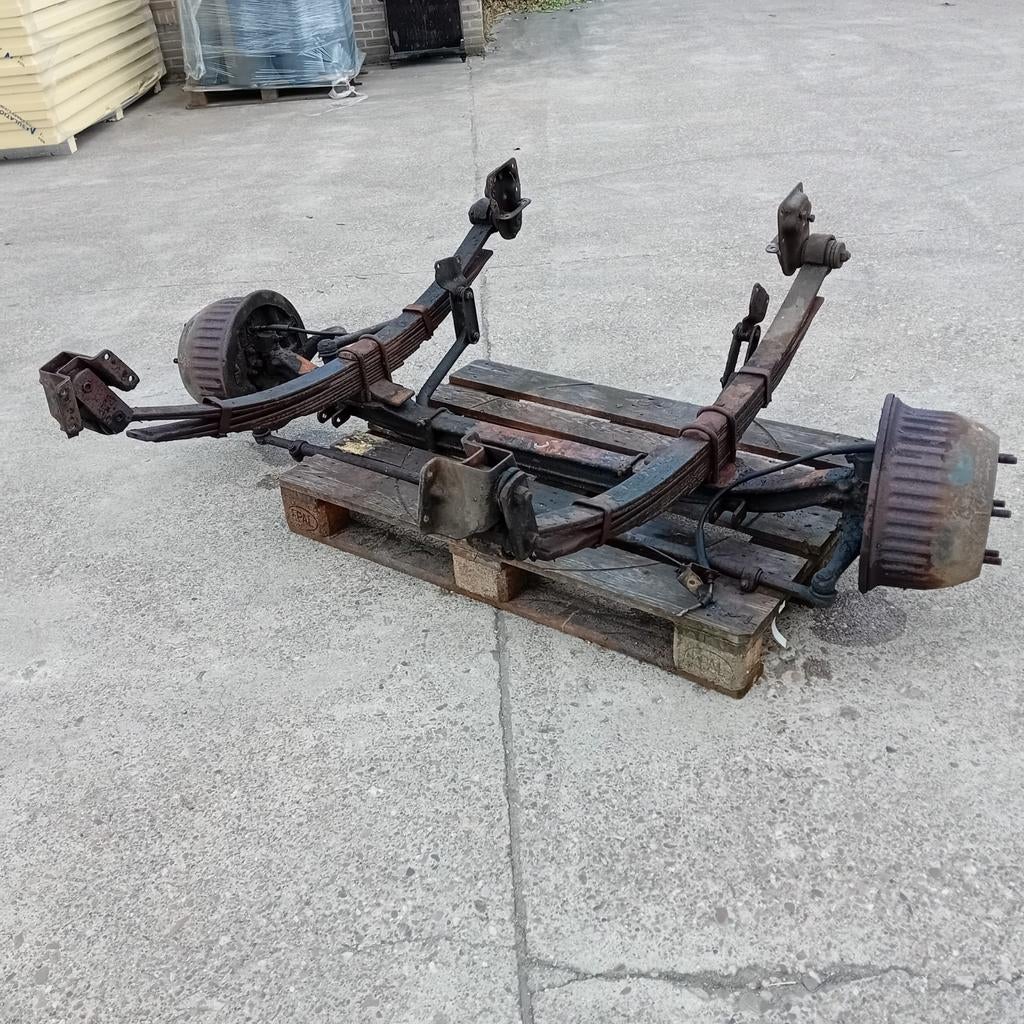 Mercedes 508 / 608 Complete vooras met bladveren., Ophalen