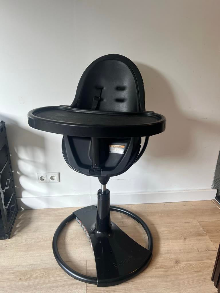 Fresco Bloom kinderstoel all black - Zo goed als nieuw, Ophalen of Verzenden, Zo goed als nieuw, Meegroeistoel, Afneembaar eetblad