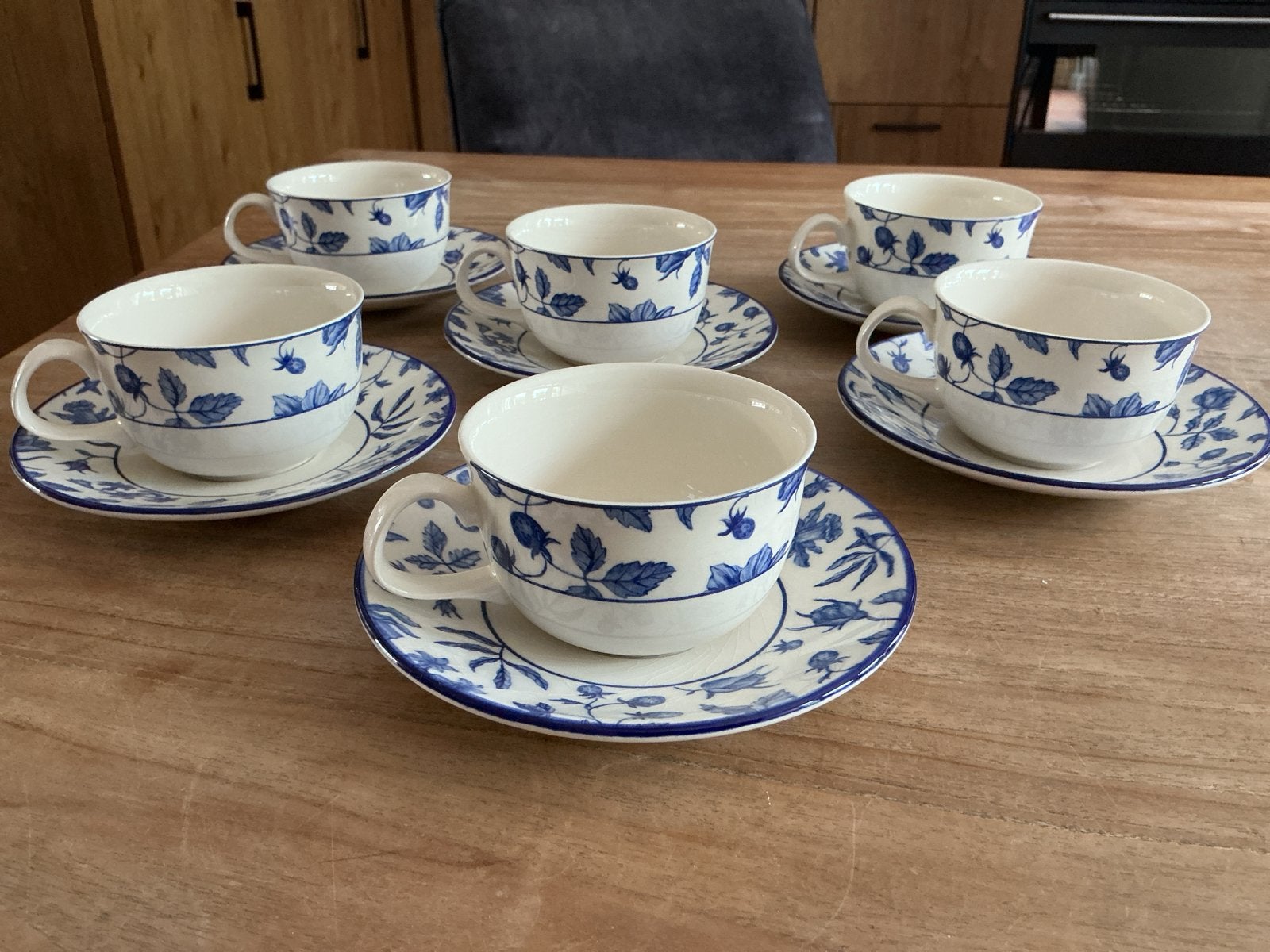 6 Royal Stafford theekopjes met schotels - Blauw/Wit, Overige merken, Klassiek, Ophalen of Verzenden, Zo goed als nieuw