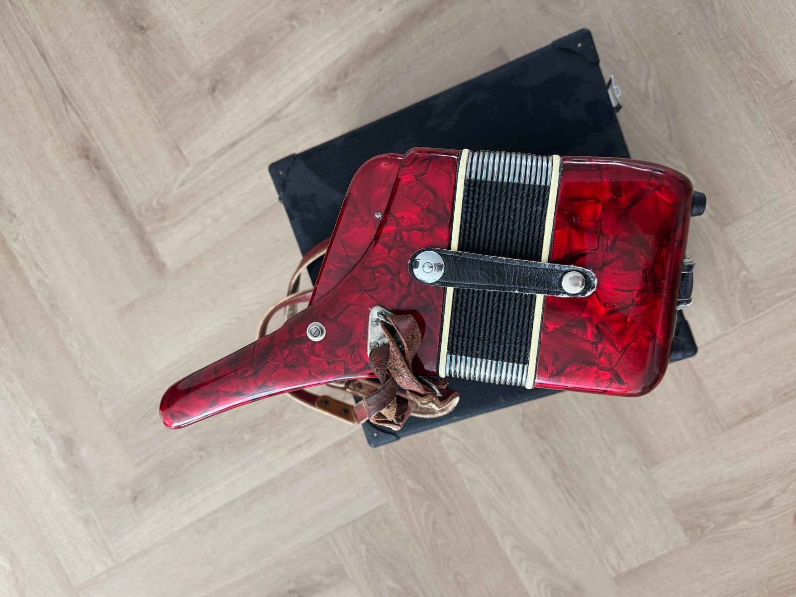 Parrot Accordeon, rood met Koffer., Muziek en Instrumenten, Accordeons, Gebruikt, 32-bas, Met koffer, Toetsaccordeon