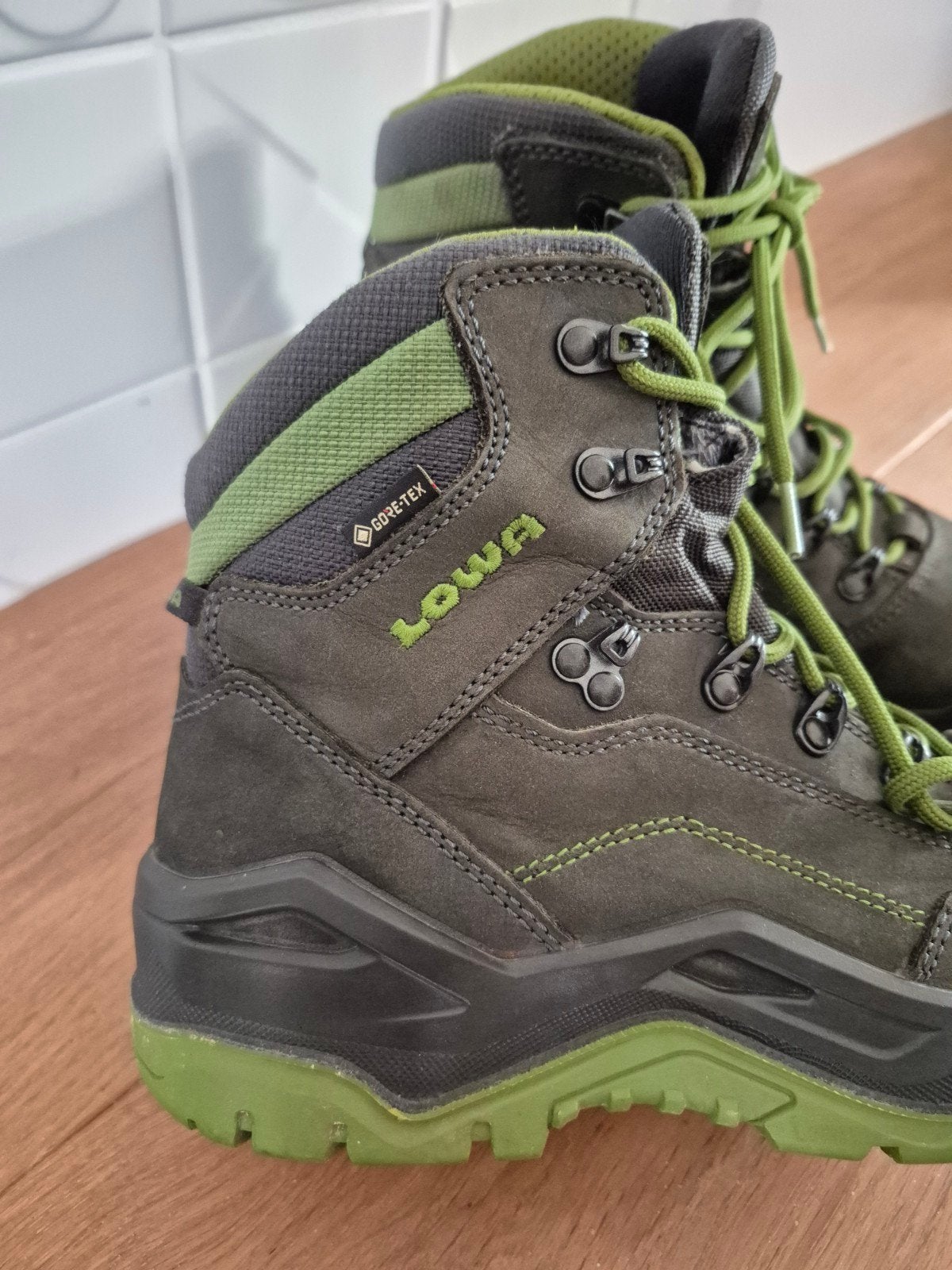 Lowa Wandelschoenen - Zo goed als nieuw, Ophalen of Verzenden, Zo goed als nieuw, Schoenen